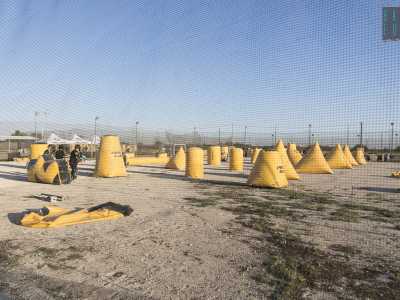 Ci avviciniamo poi al campo di gioco, un rettangolo in terra battuta disseminato di "doriti", gonfiabili gialli in clorulo di polivinile dietro cui � possibile ripararsi dal "fuoco nemico"